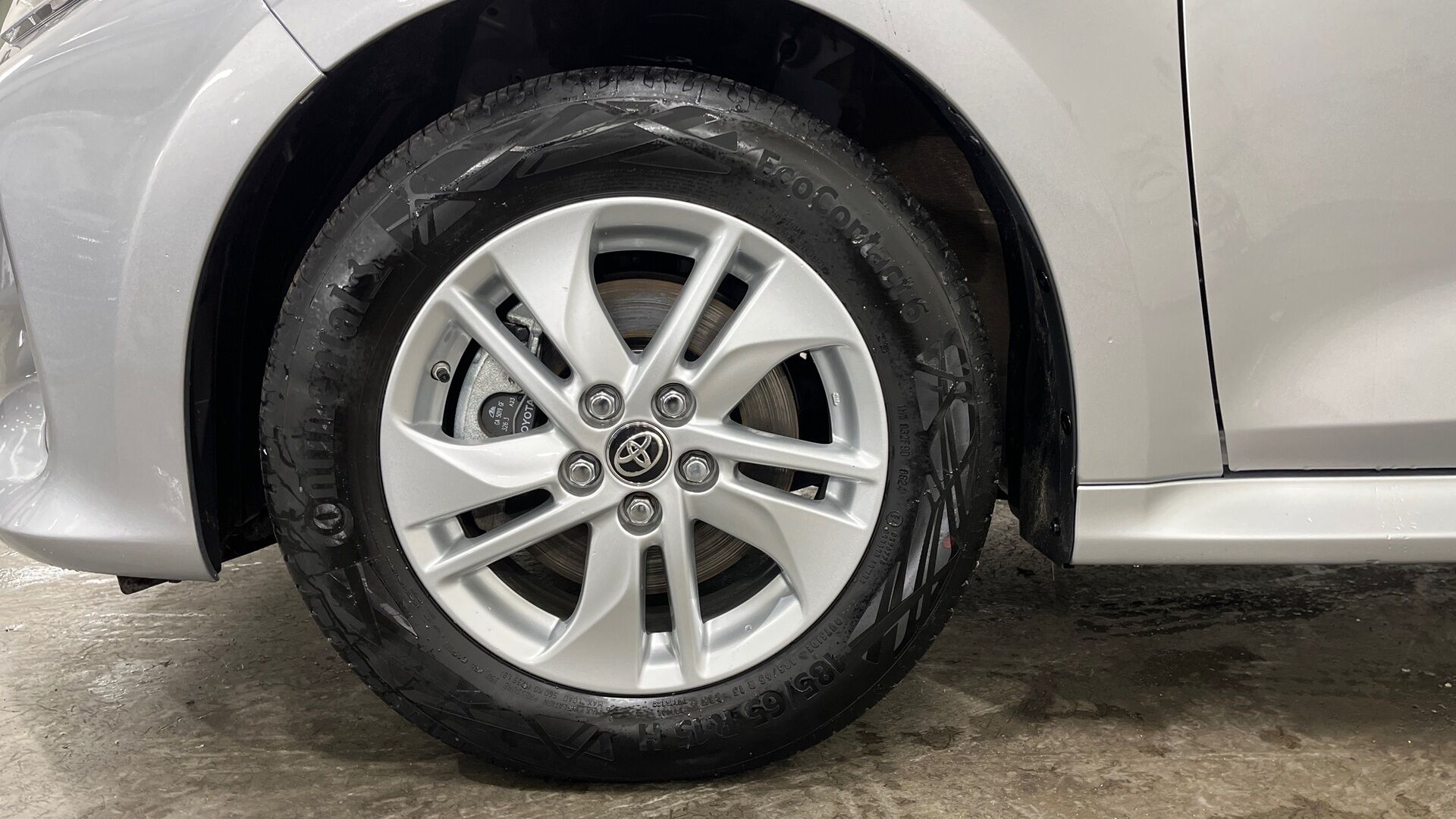 Toyota Yaris iso kuva 19