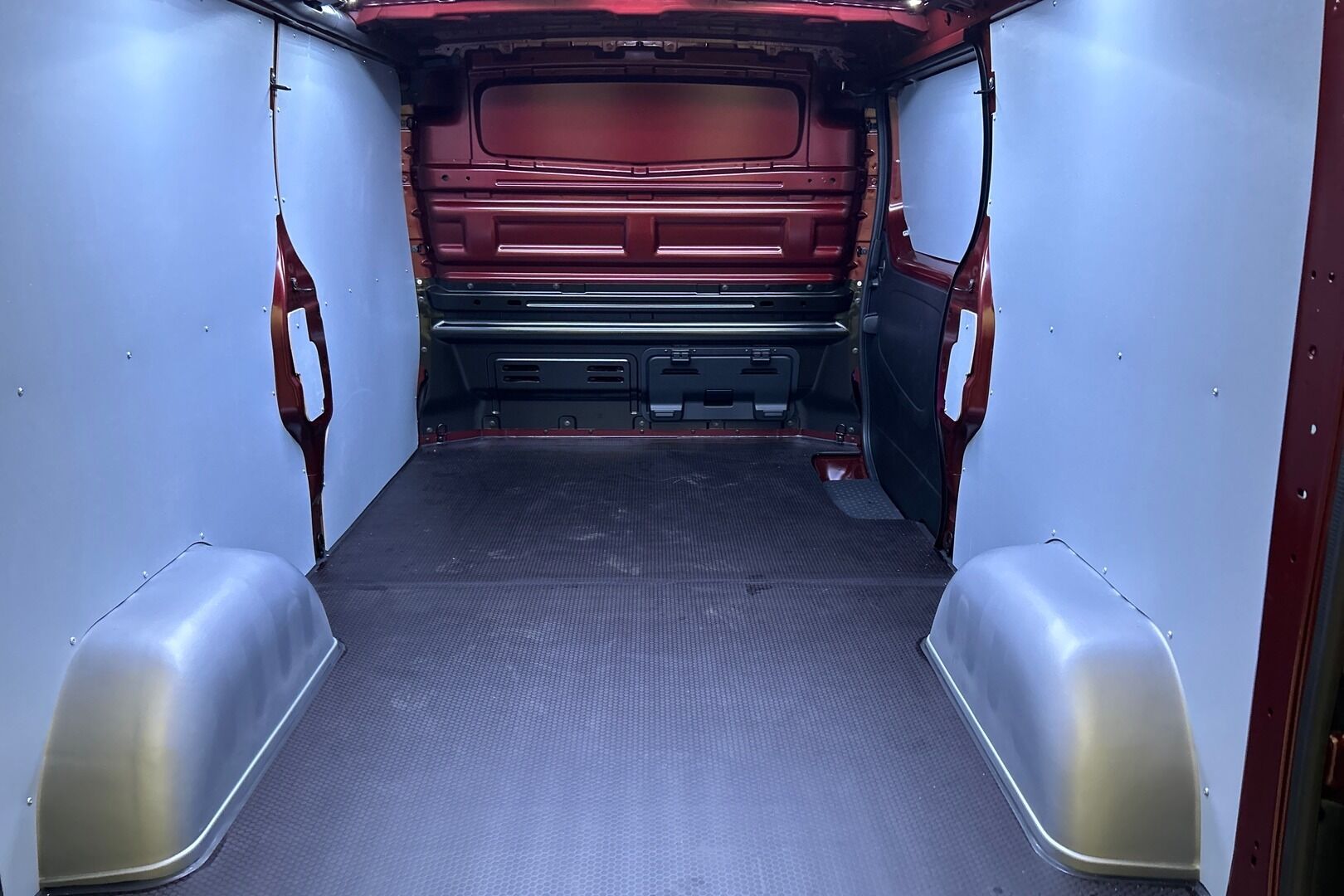 Nissan Primastar iso kuva 8