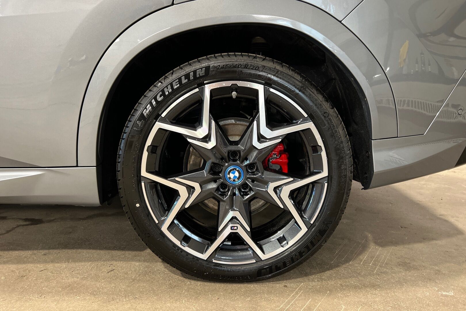 BMW iX2 iso kuva 18