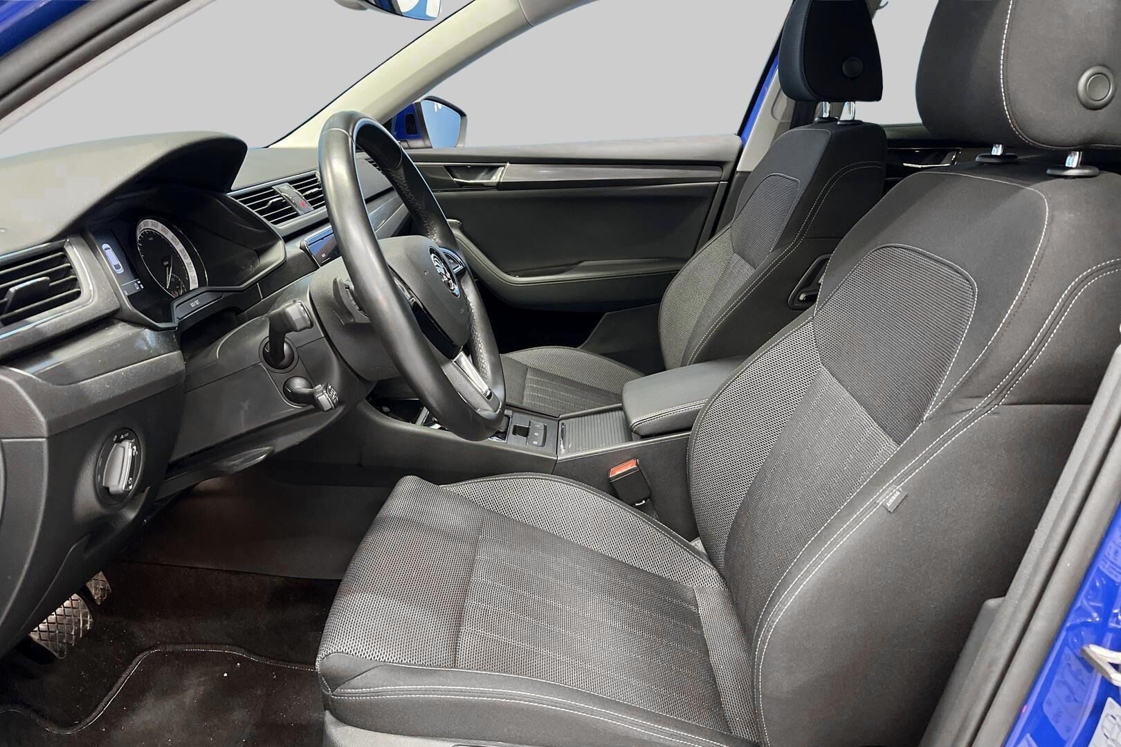 SKODA SUPERB iso kuva 10