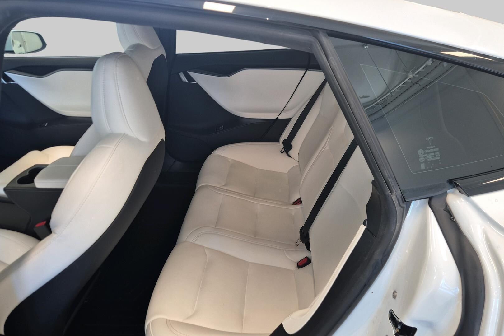 Tesla Model S iso kuva 10