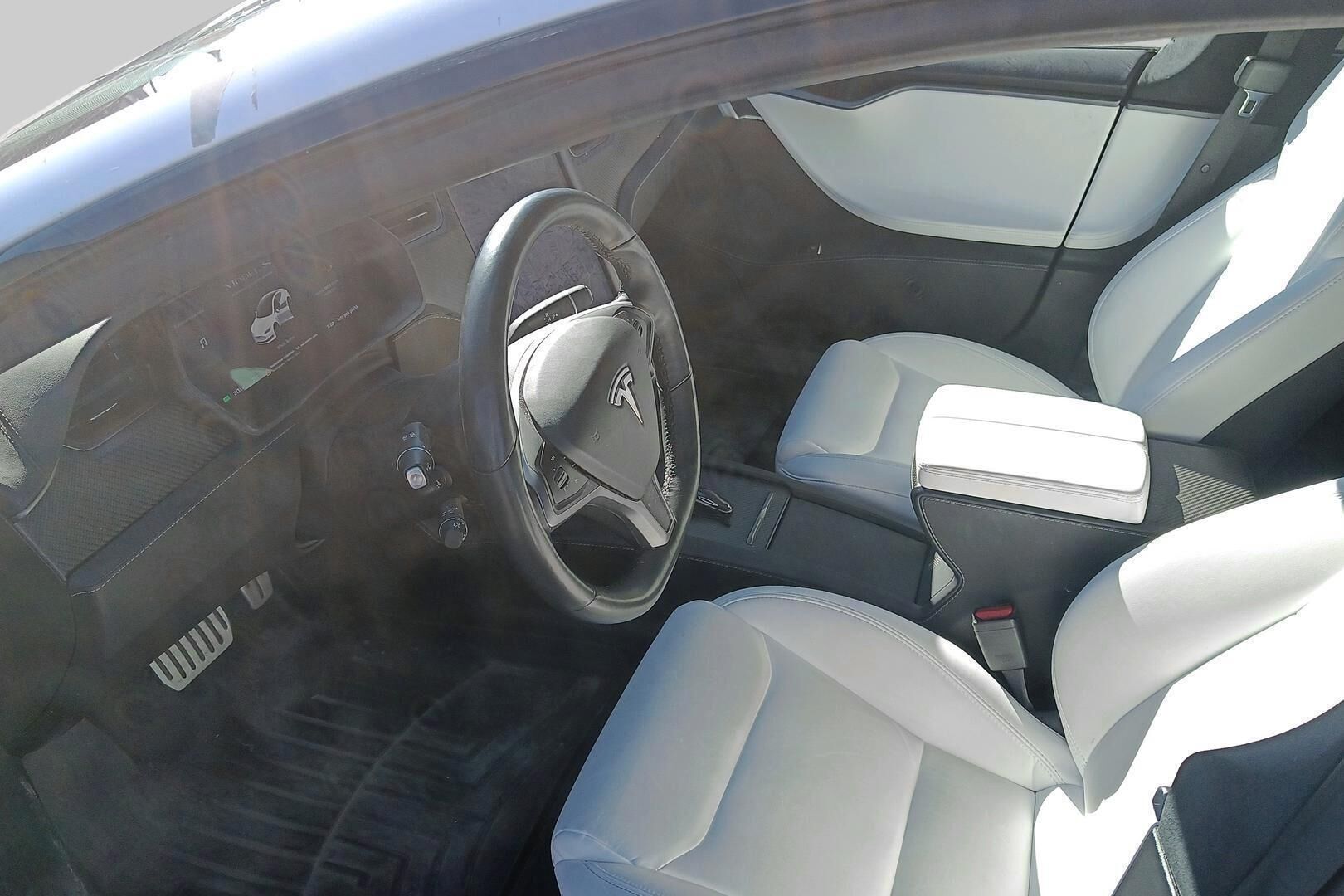 Tesla Model S iso kuva 2