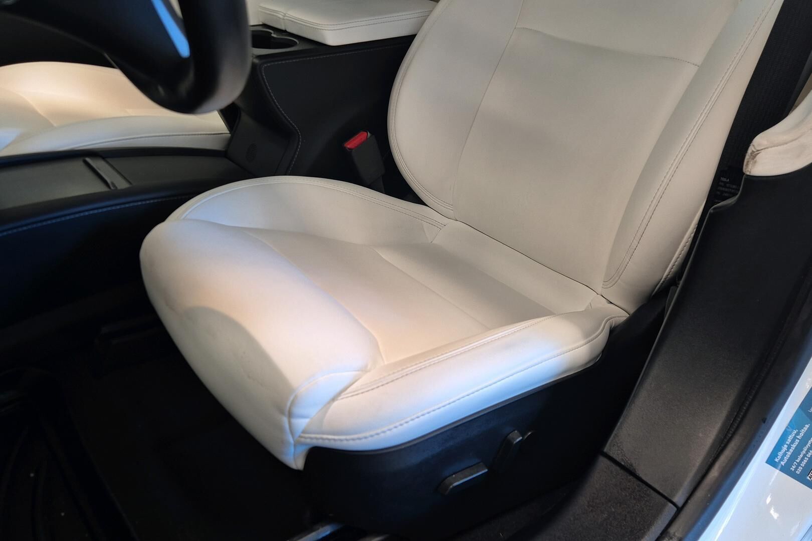 Tesla Model S iso kuva 21