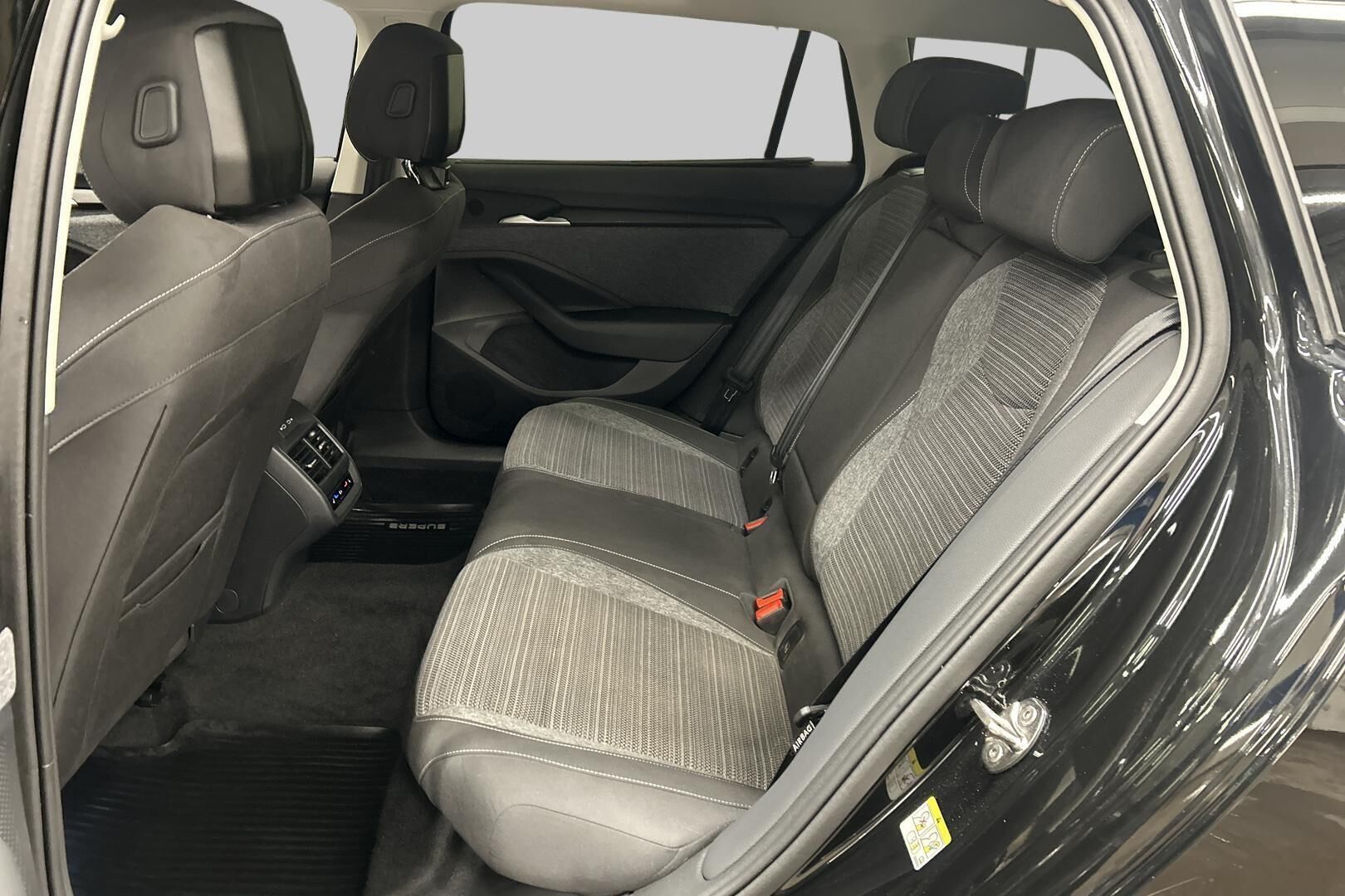 Skoda Superb iso kuva 10