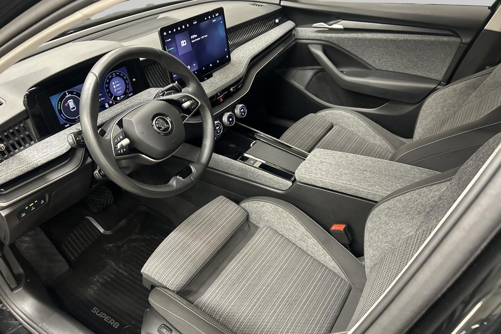 Skoda Superb iso kuva 9