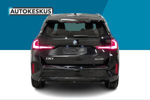 BMW iX1 esikatselu 14