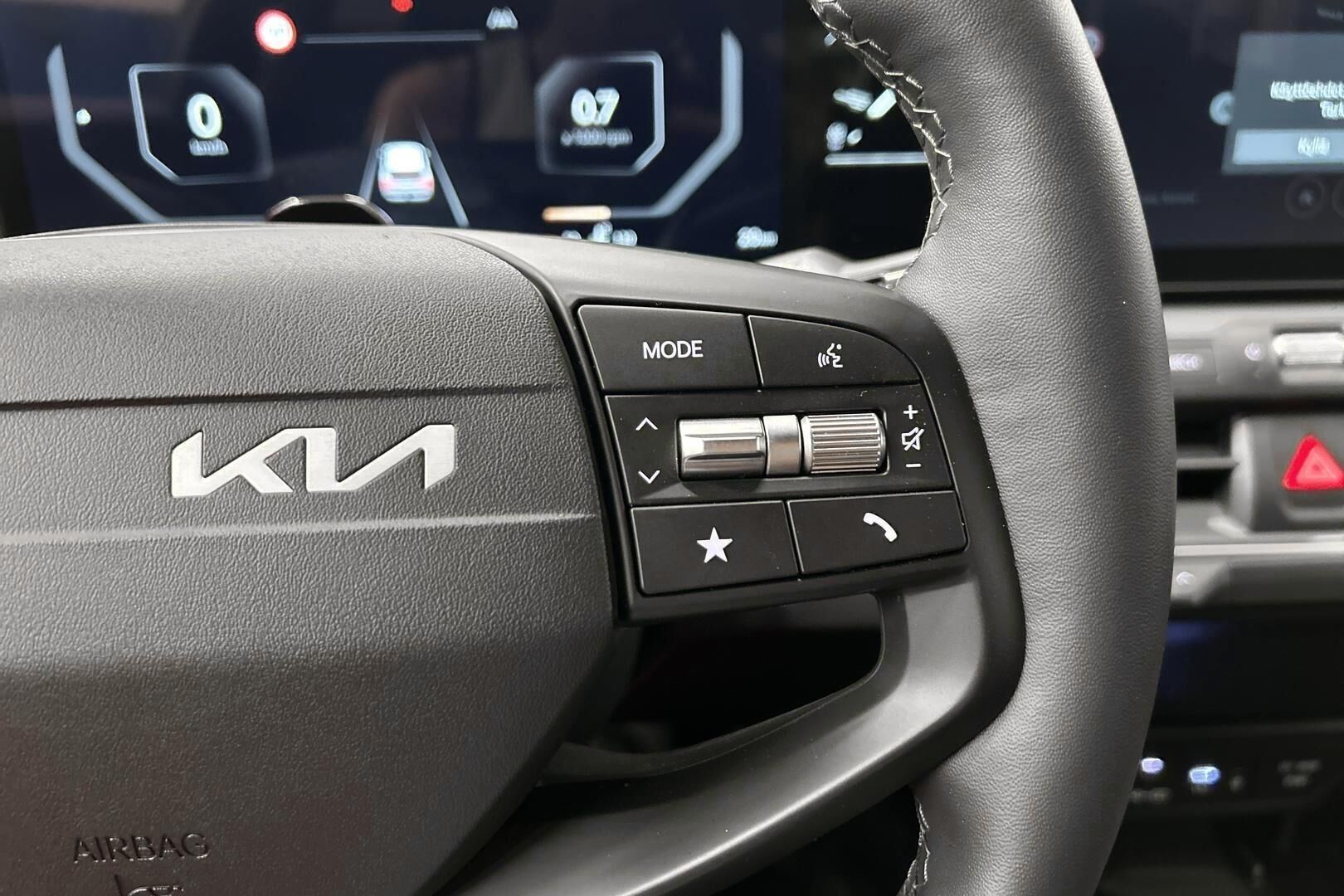 Kia K4 iso kuva 16