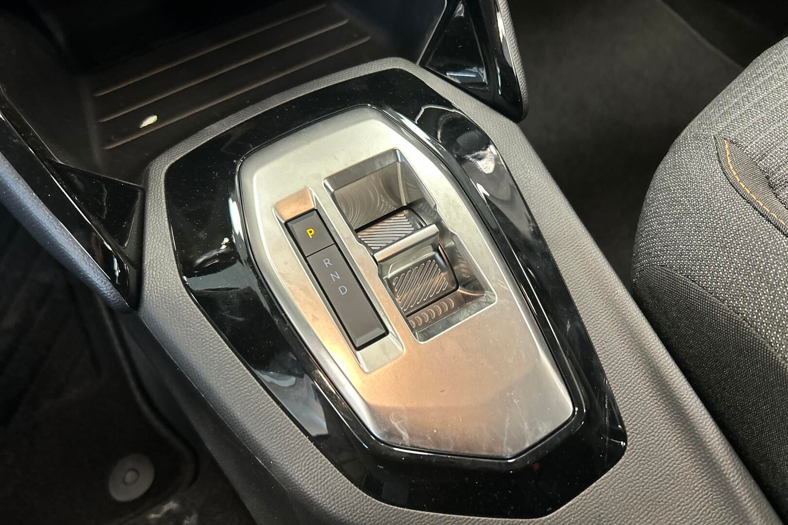 Peugeot 208 iso kuva 16