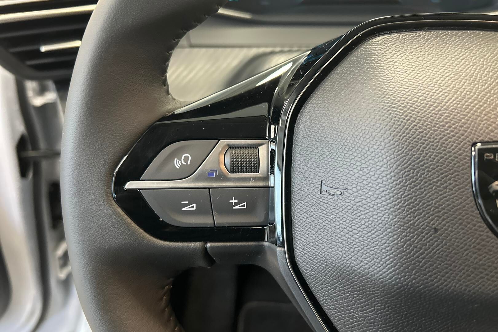 Peugeot 208 iso kuva 17