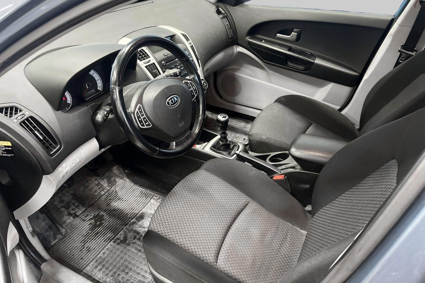 Kia cee'd iso kuva 8