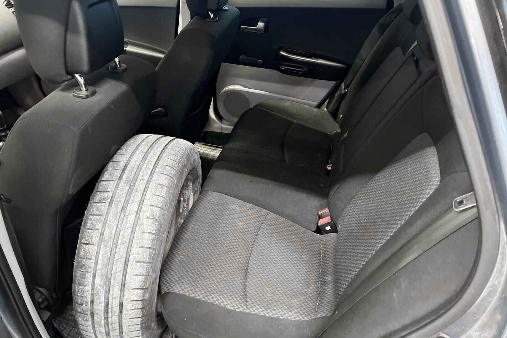 Kia cee'd iso kuva 9