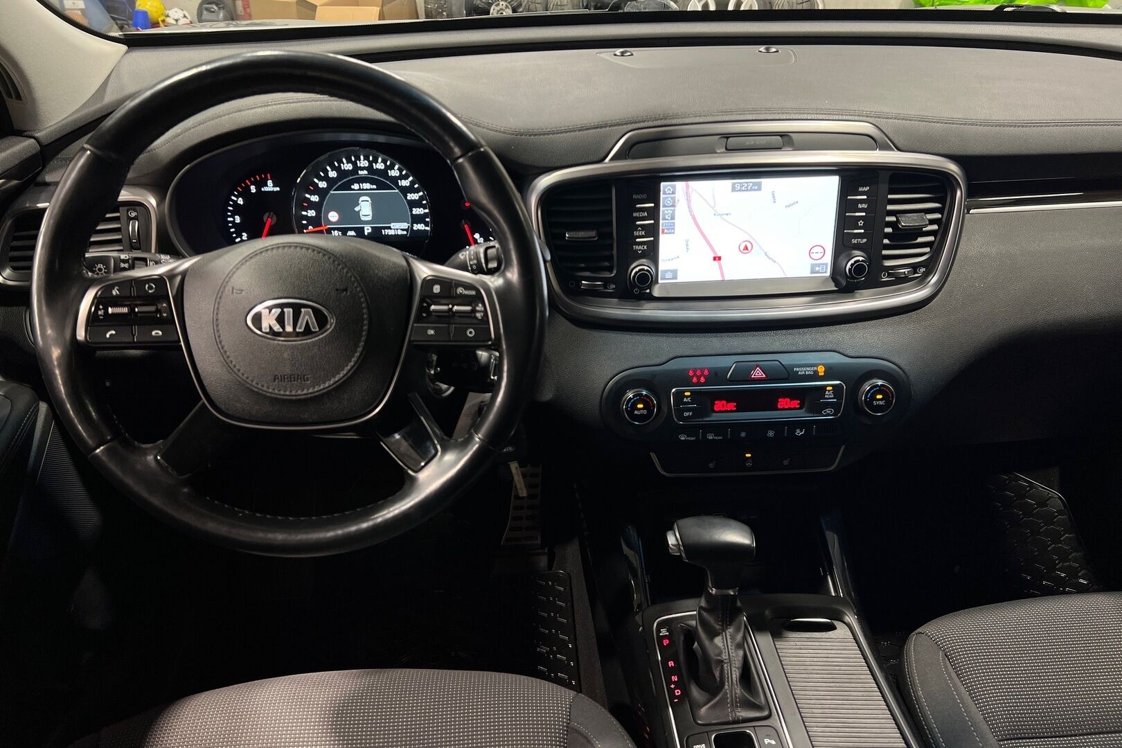 Kia Sorento iso kuva 5