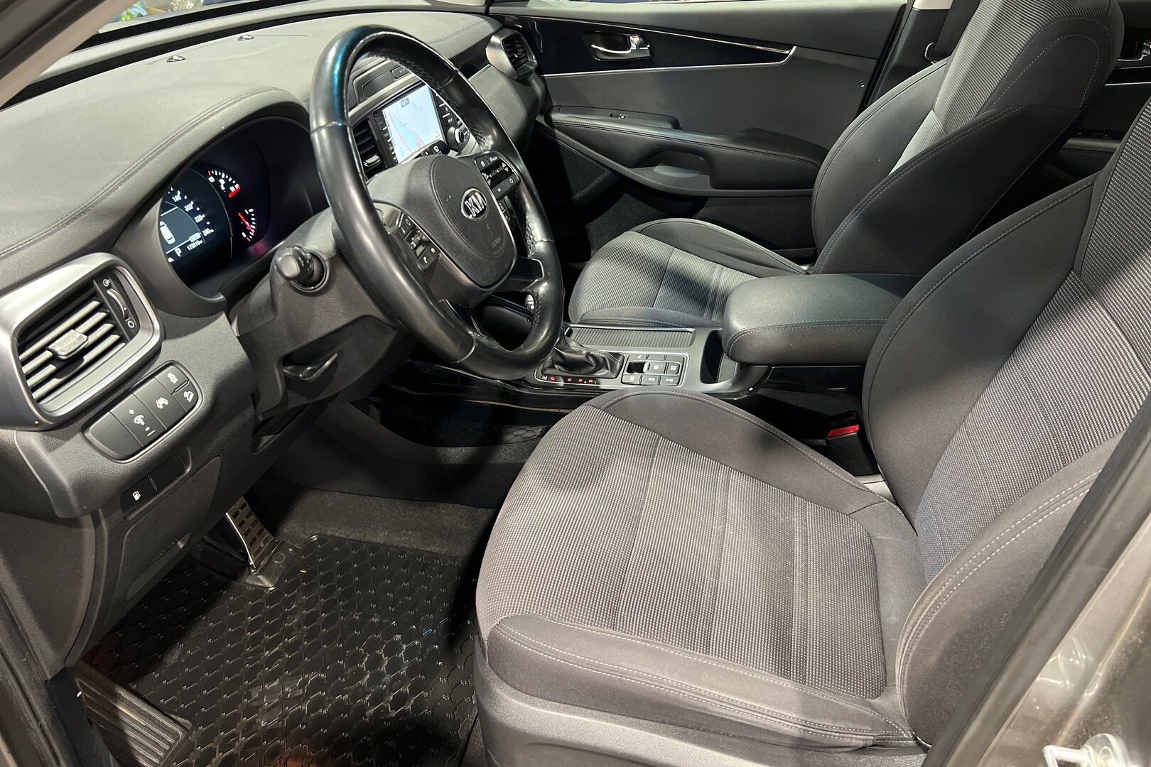 Kia Sorento iso kuva 8