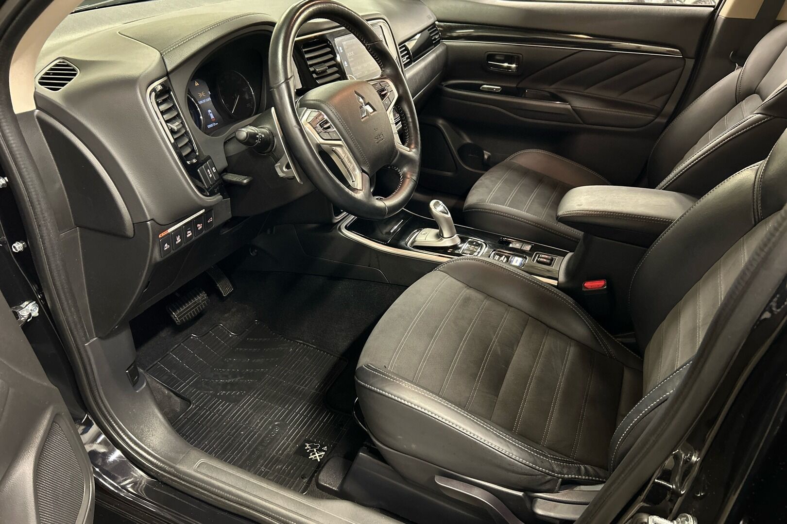 Mitsubishi Outlander PHEV iso kuva 6