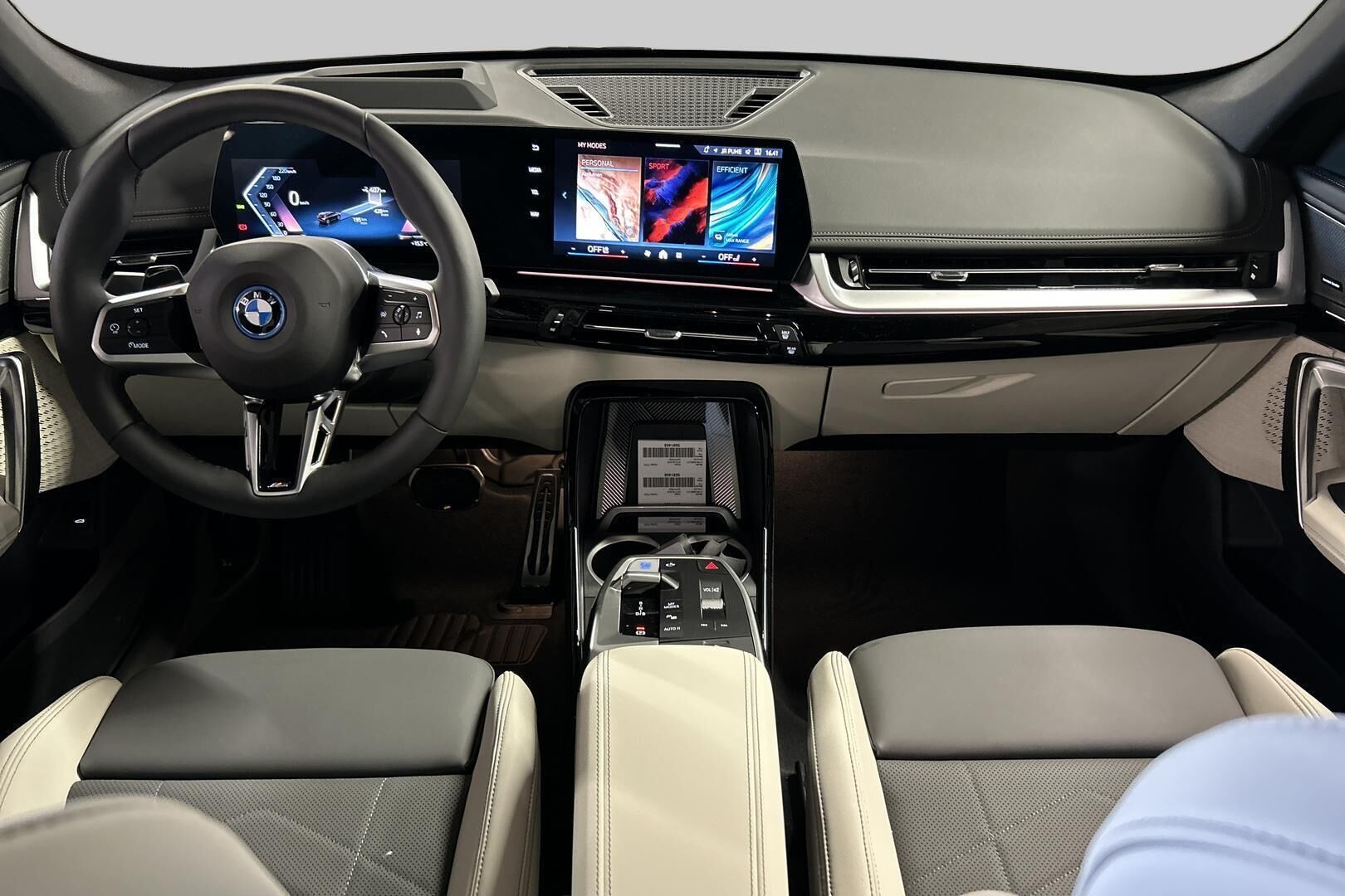 BMW iX1 iso kuva 10