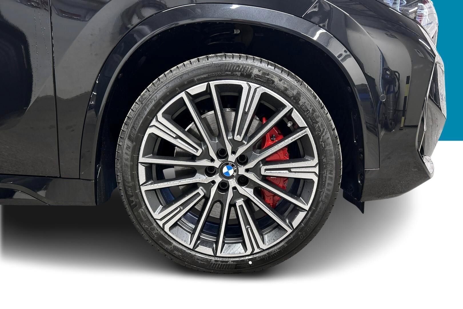 BMW iX1 iso kuva 12