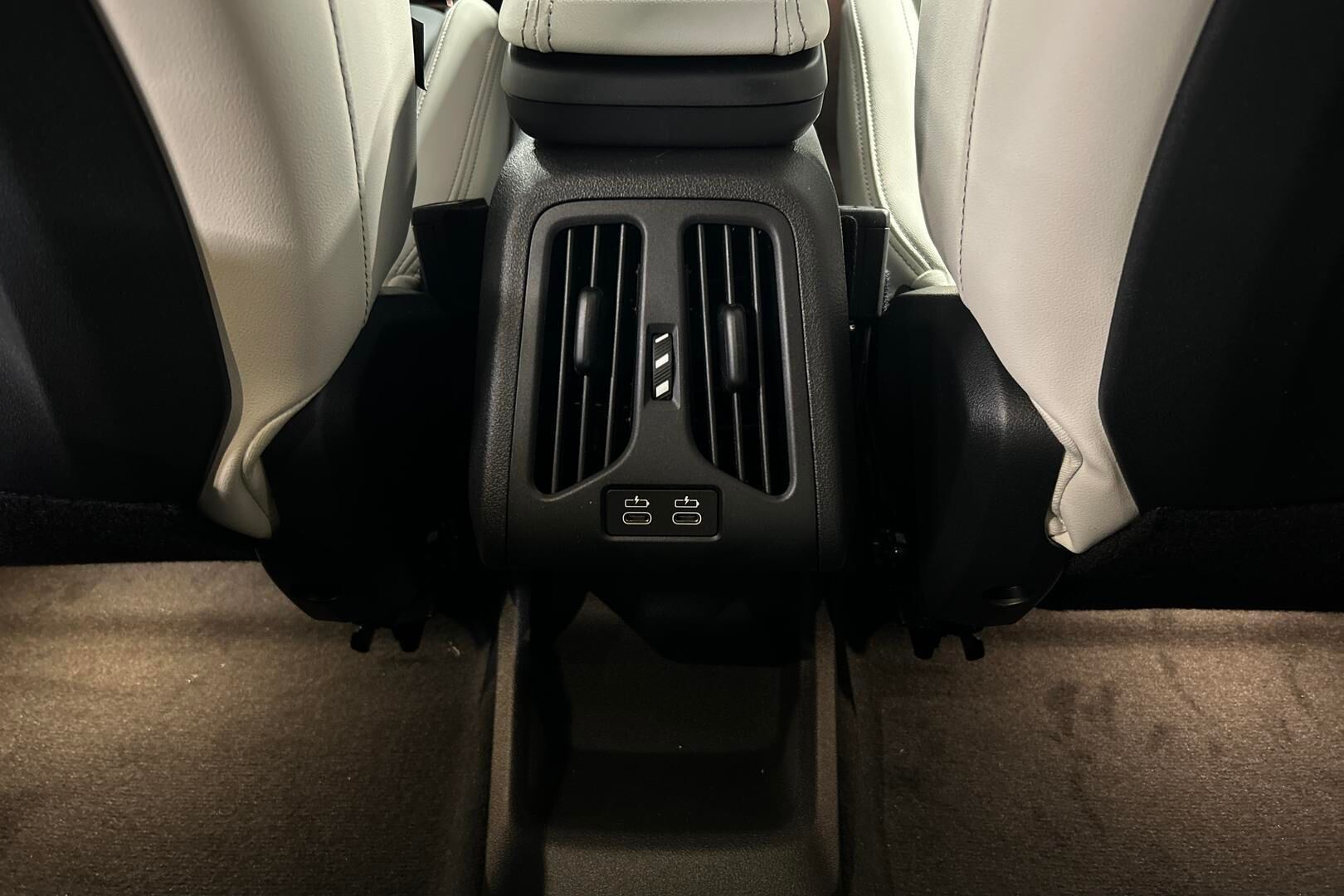 BMW iX1 iso kuva 13