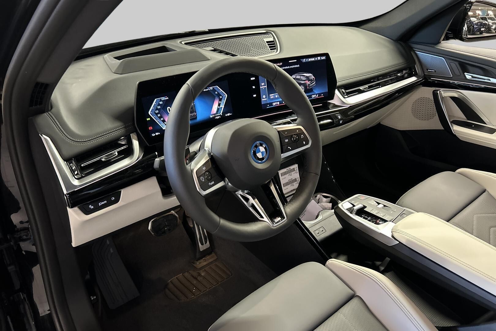 BMW iX1 iso kuva 8