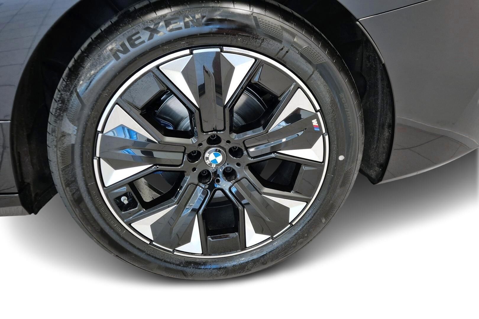 BMW iX iso kuva 11