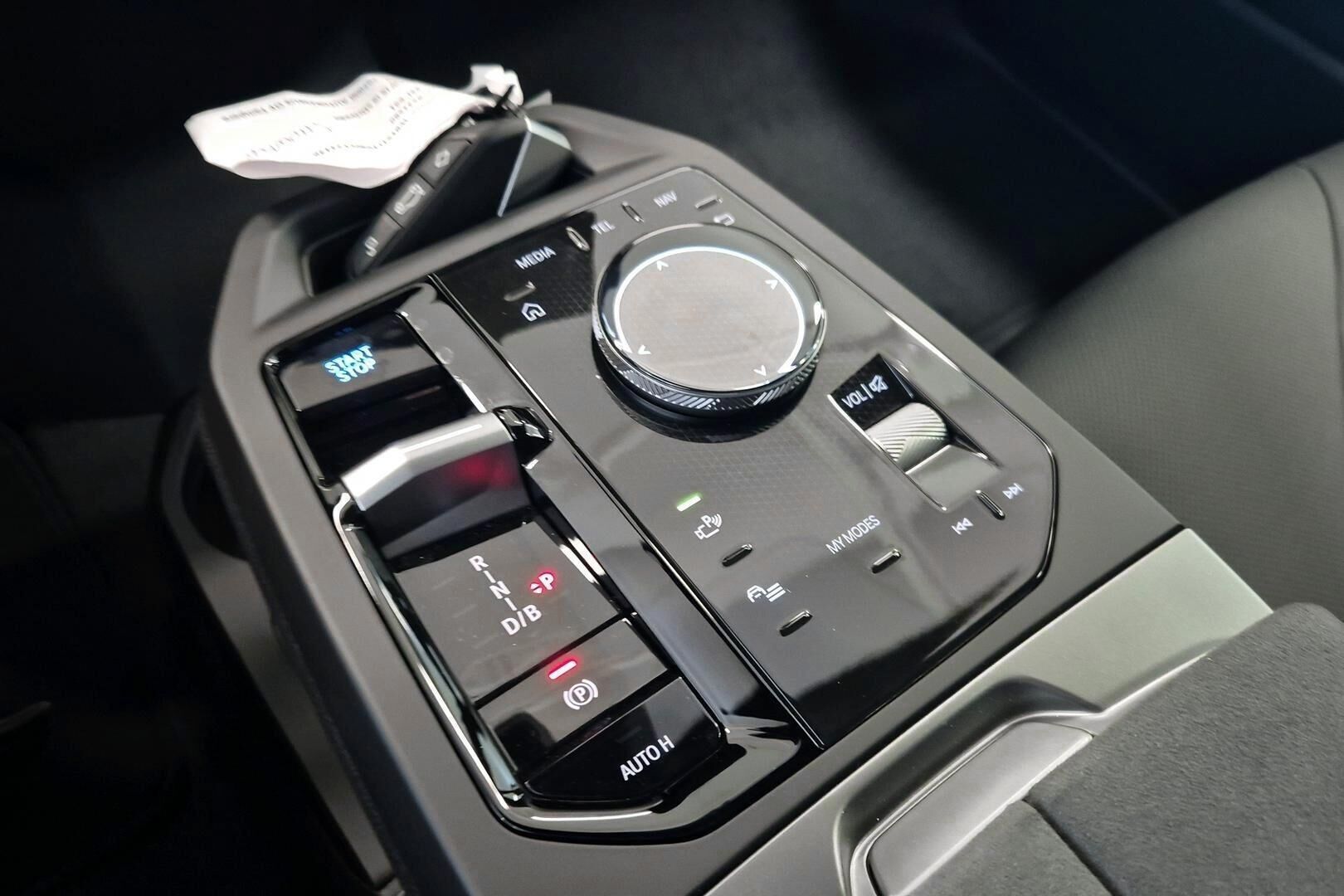 BMW iX iso kuva 14