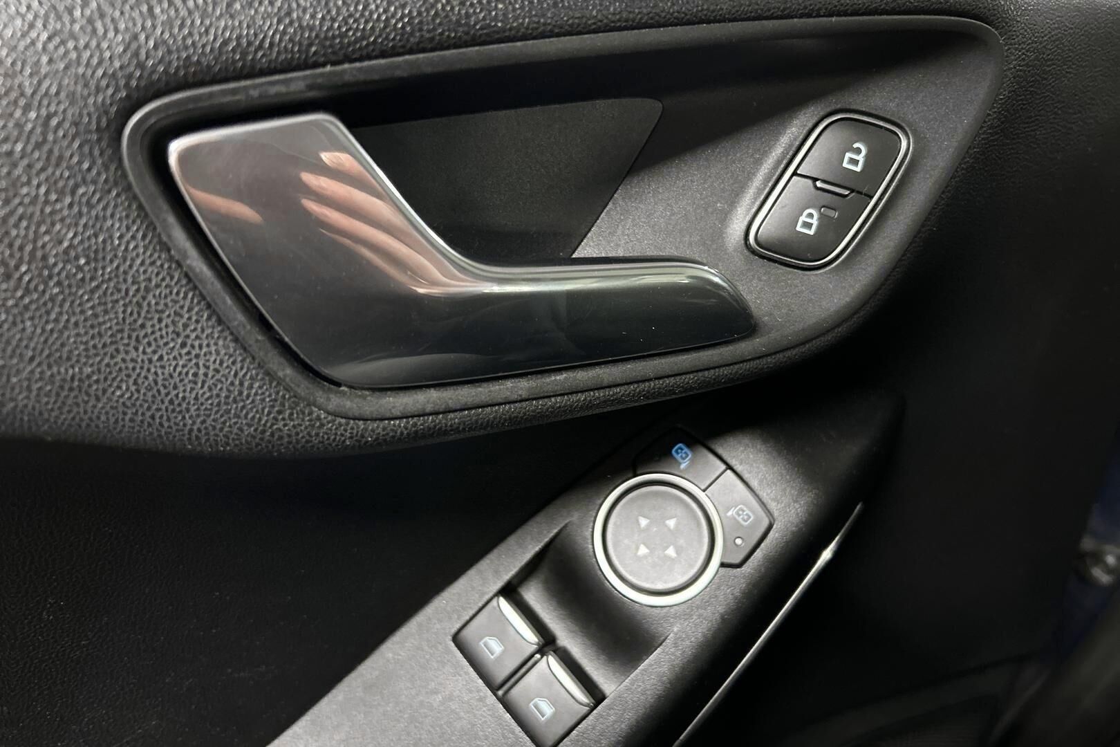 Ford Fiesta iso kuva 27