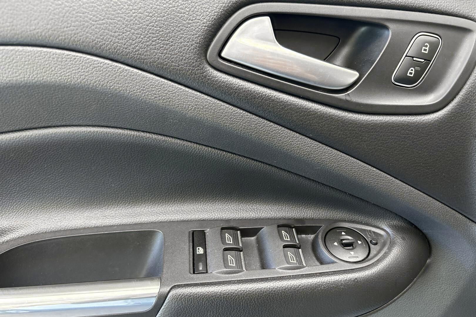 Ford Kuga iso kuva 24