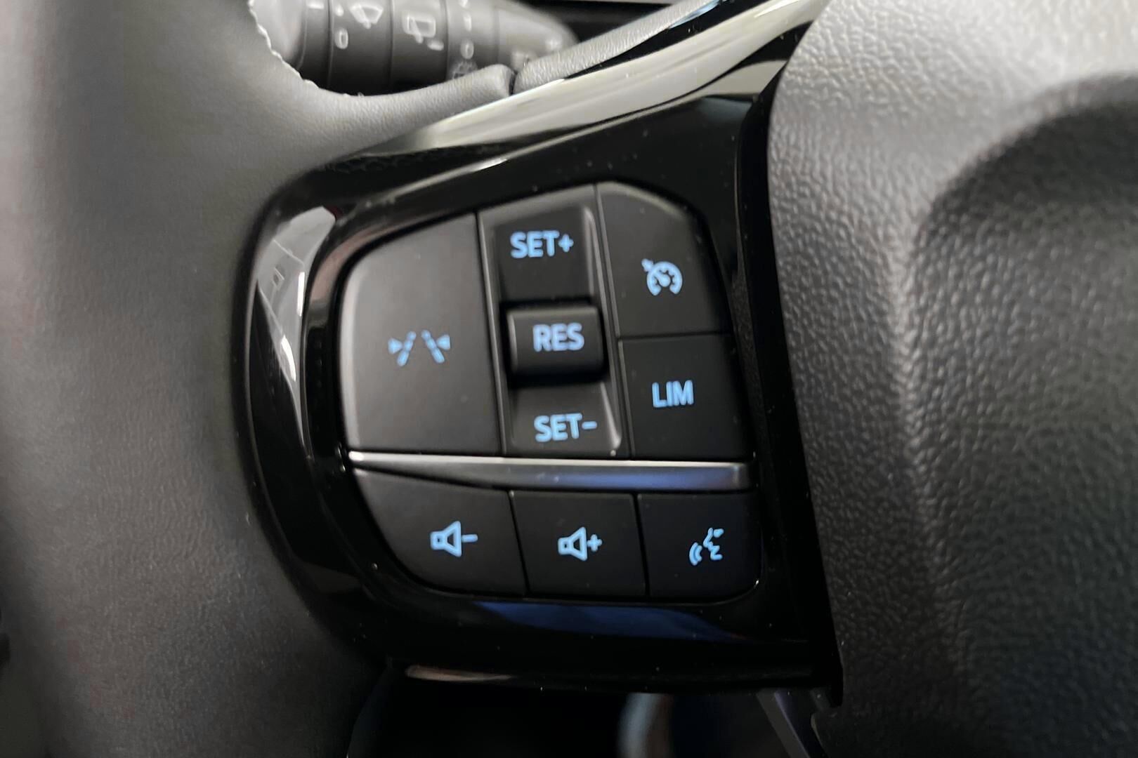 Ford Puma iso kuva 9