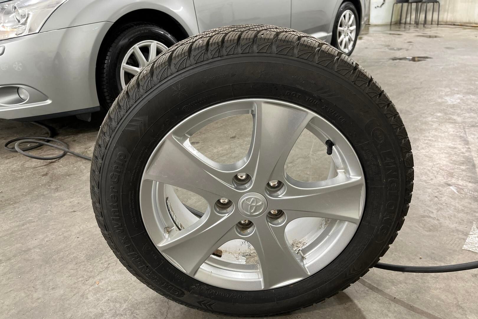 Toyota Avensis iso kuva 14