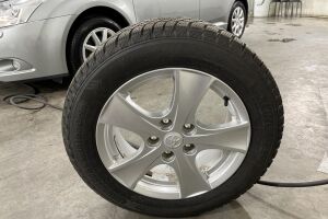 Toyota Avensis esikatselu 14