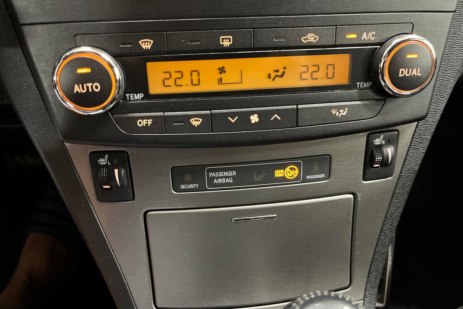 Toyota Avensis iso kuva 16