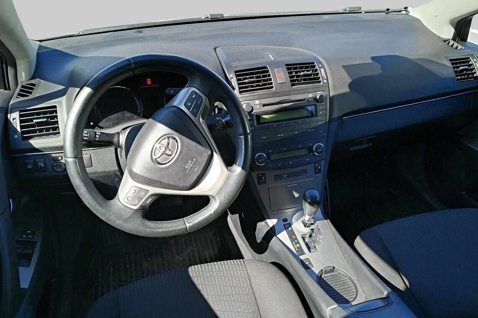 Toyota Avensis iso kuva 4