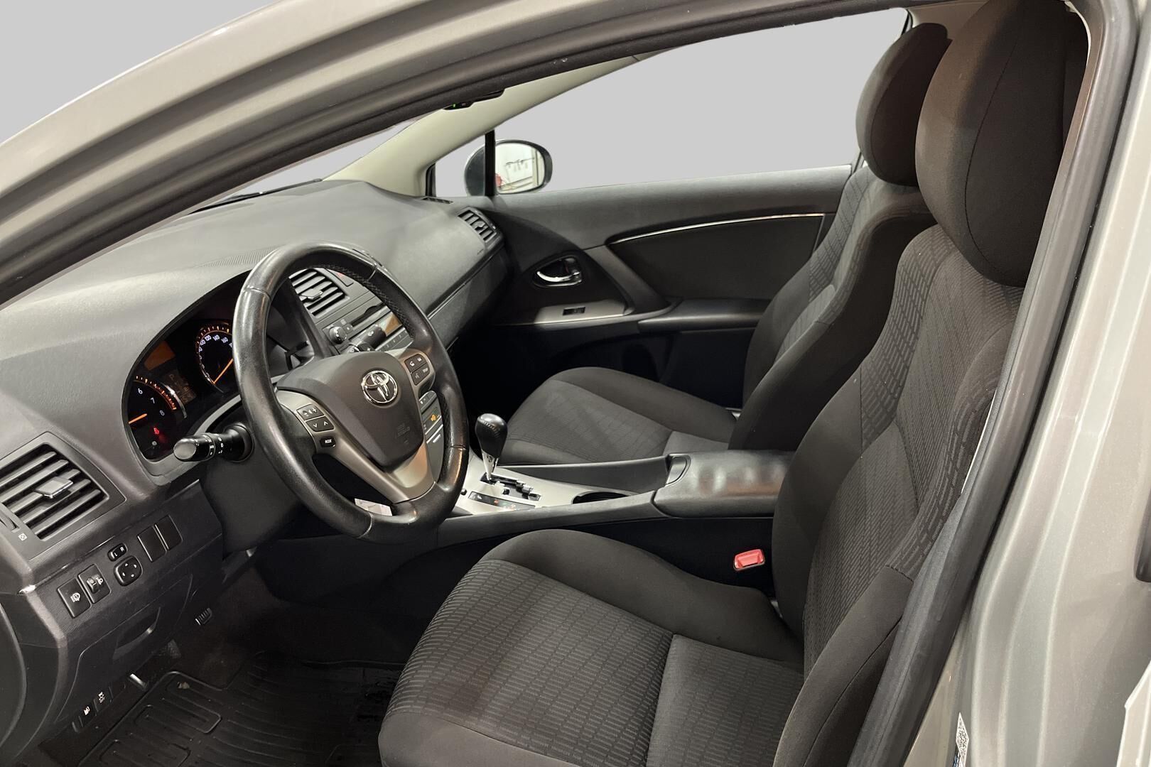 Toyota Avensis iso kuva 9