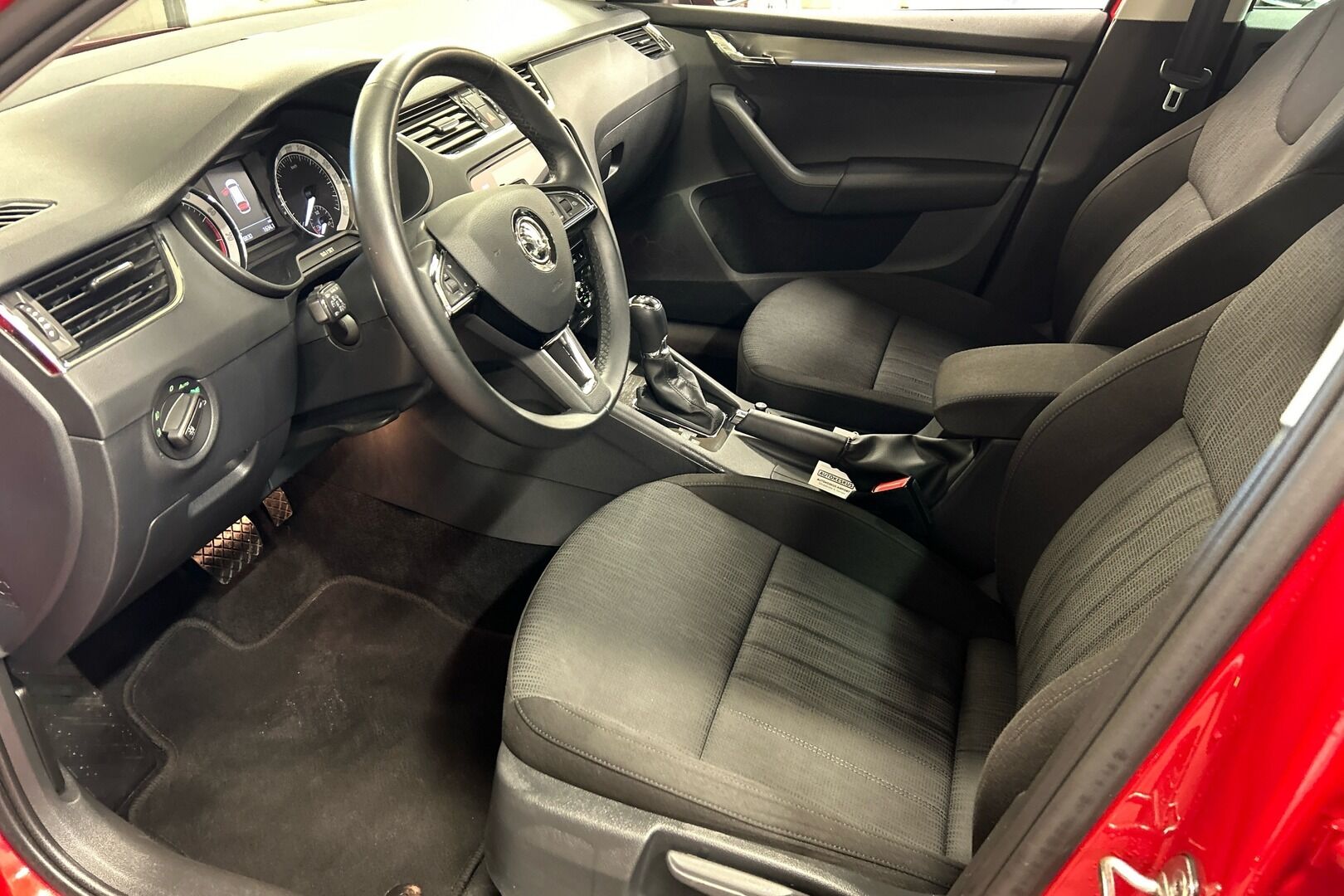 Skoda Octavia iso kuva 8
