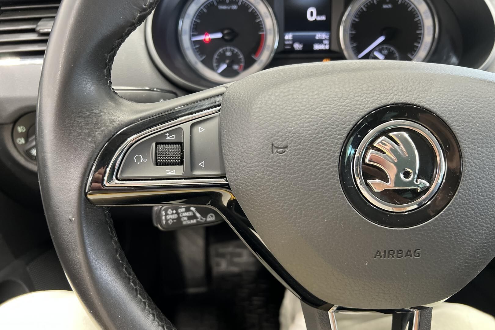 Skoda Octavia iso kuva 10