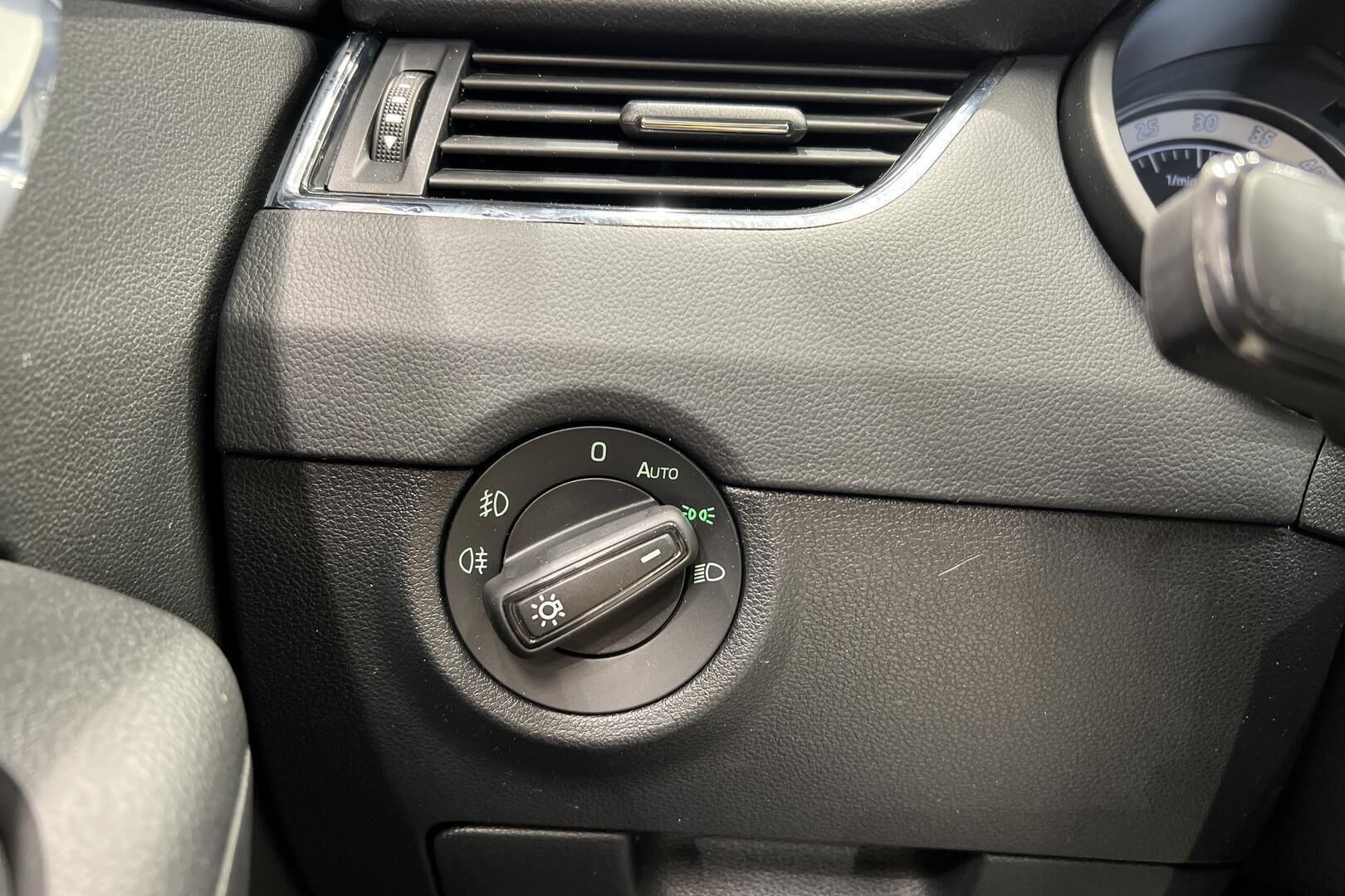 Skoda Octavia iso kuva 12