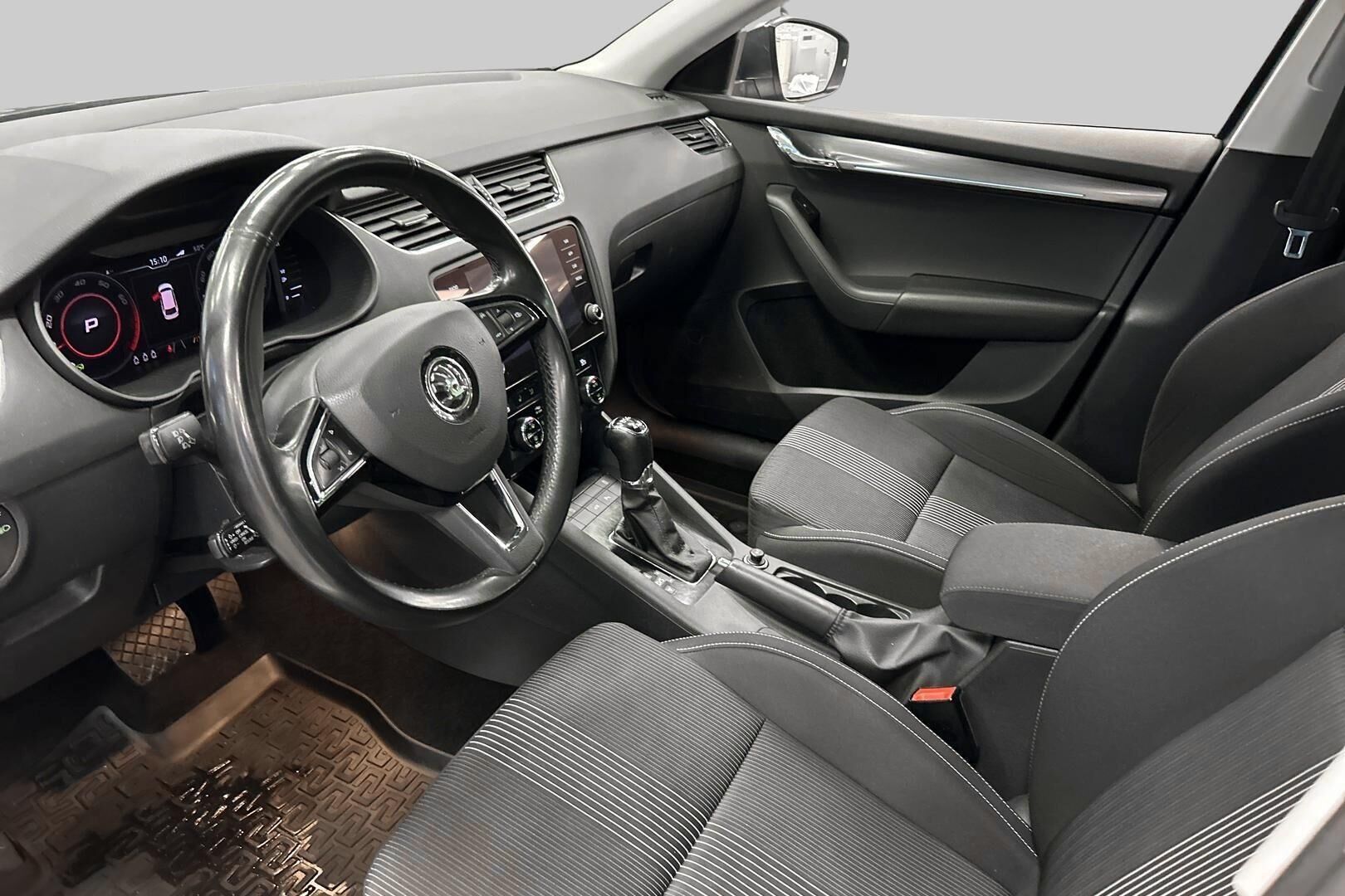 SKODA Octavia iso kuva 9