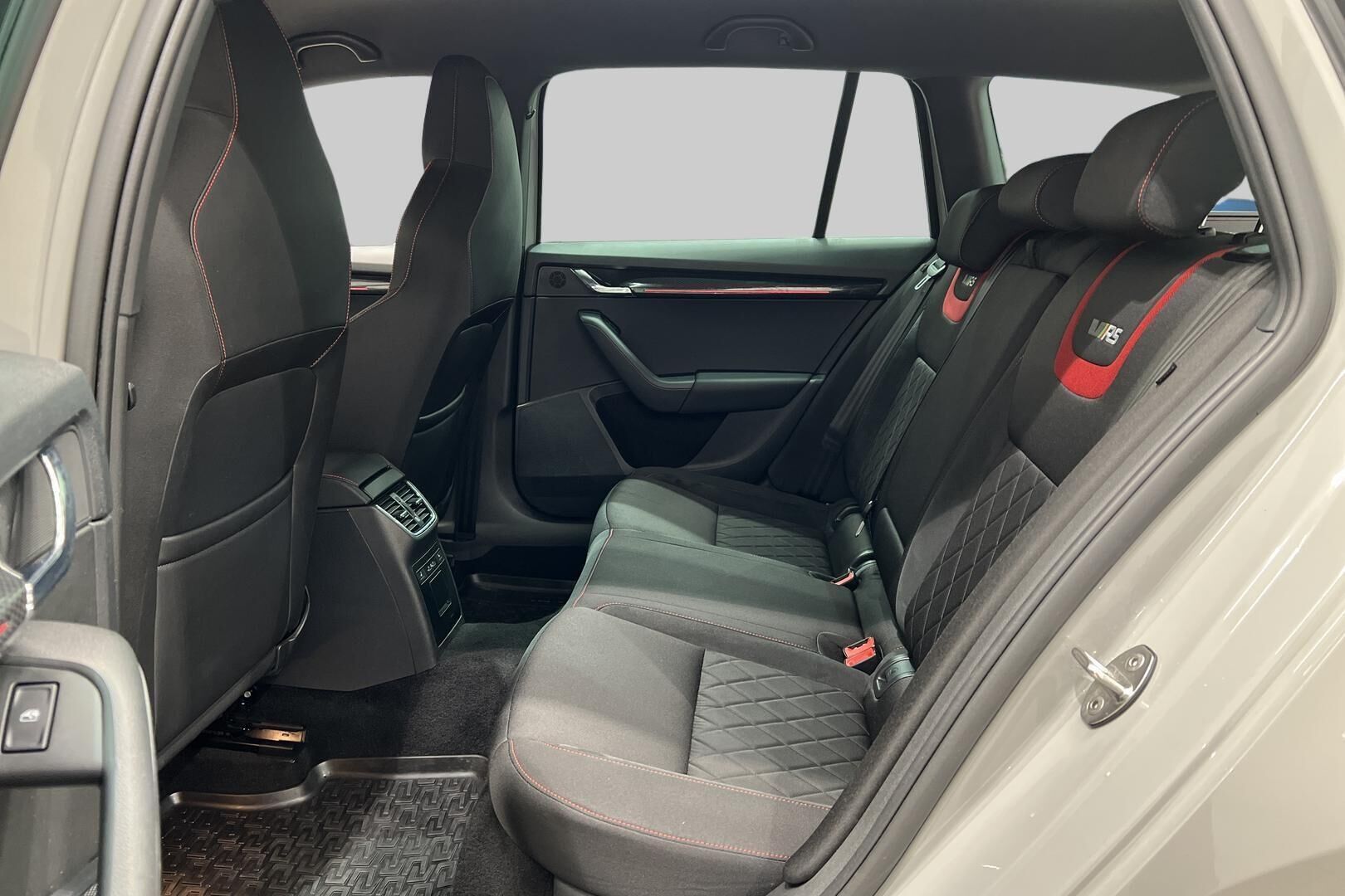 Skoda Octavia iso kuva 10