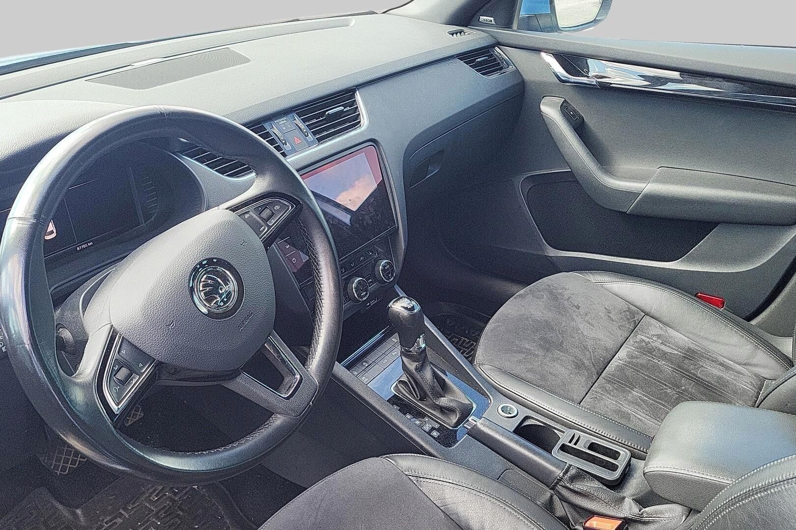 Skoda Octavia iso kuva 2