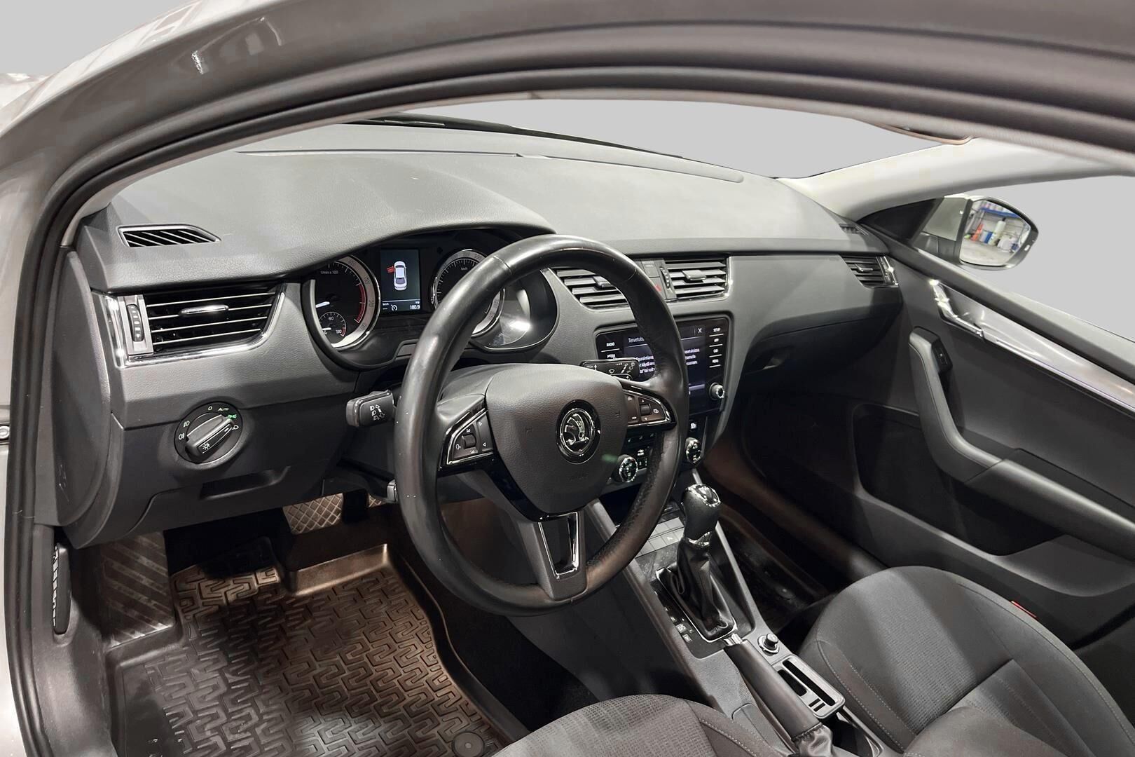 Skoda Octavia iso kuva 8