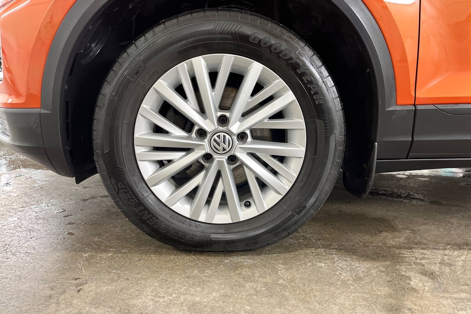 Volkswagen T-Roc iso kuva 14