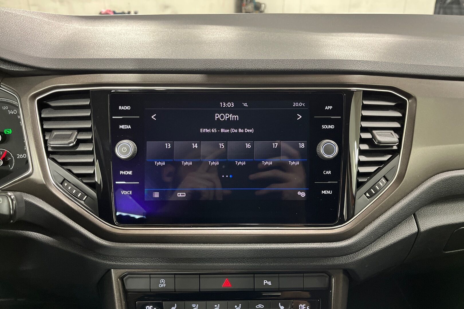 Volkswagen T-Roc iso kuva 11