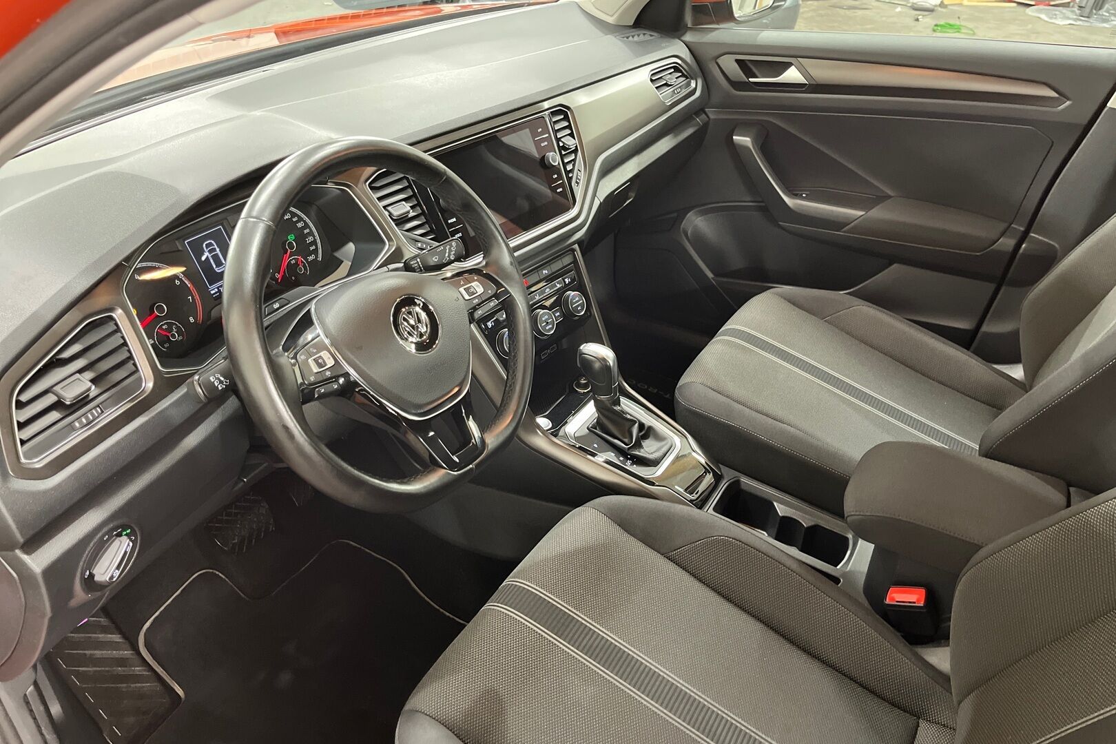 Volkswagen T-Roc iso kuva 7