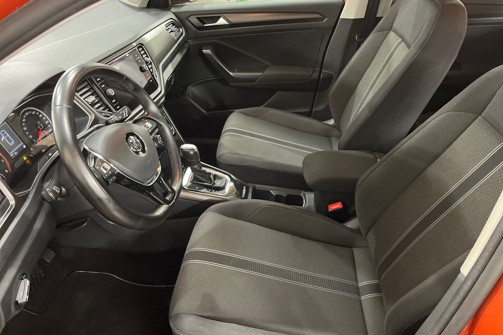 Volkswagen T-Roc iso kuva 8
