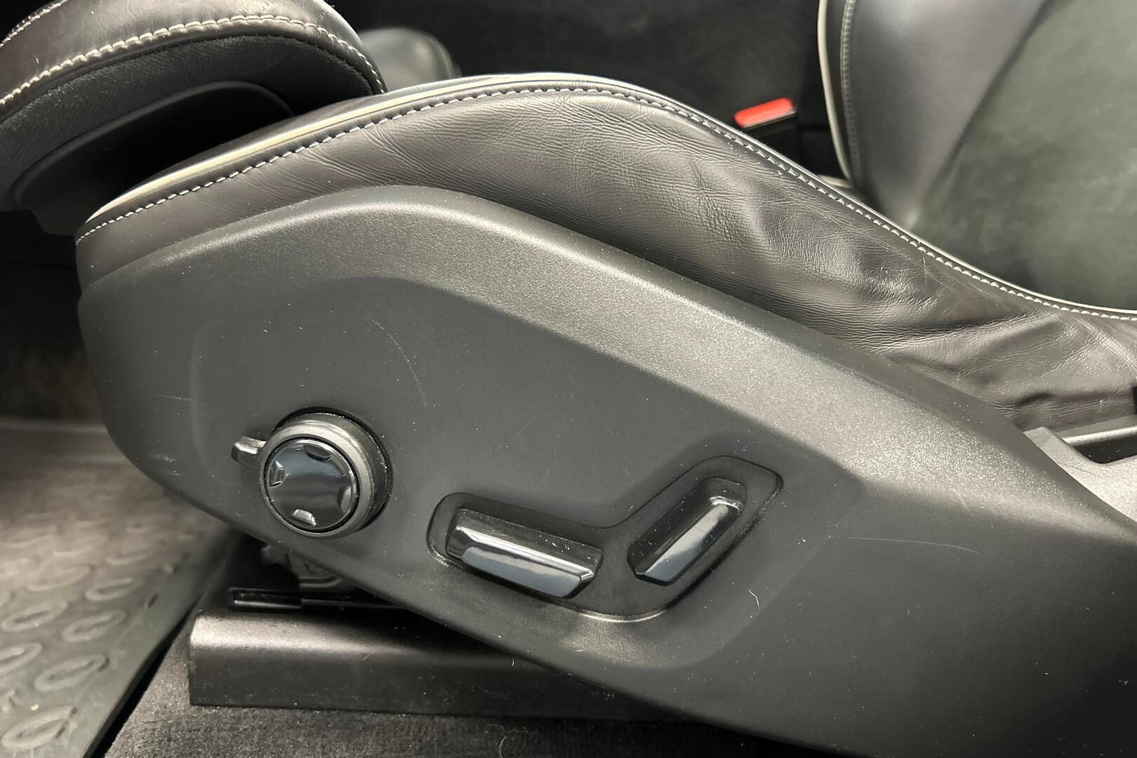 Volvo XC60 iso kuva 11