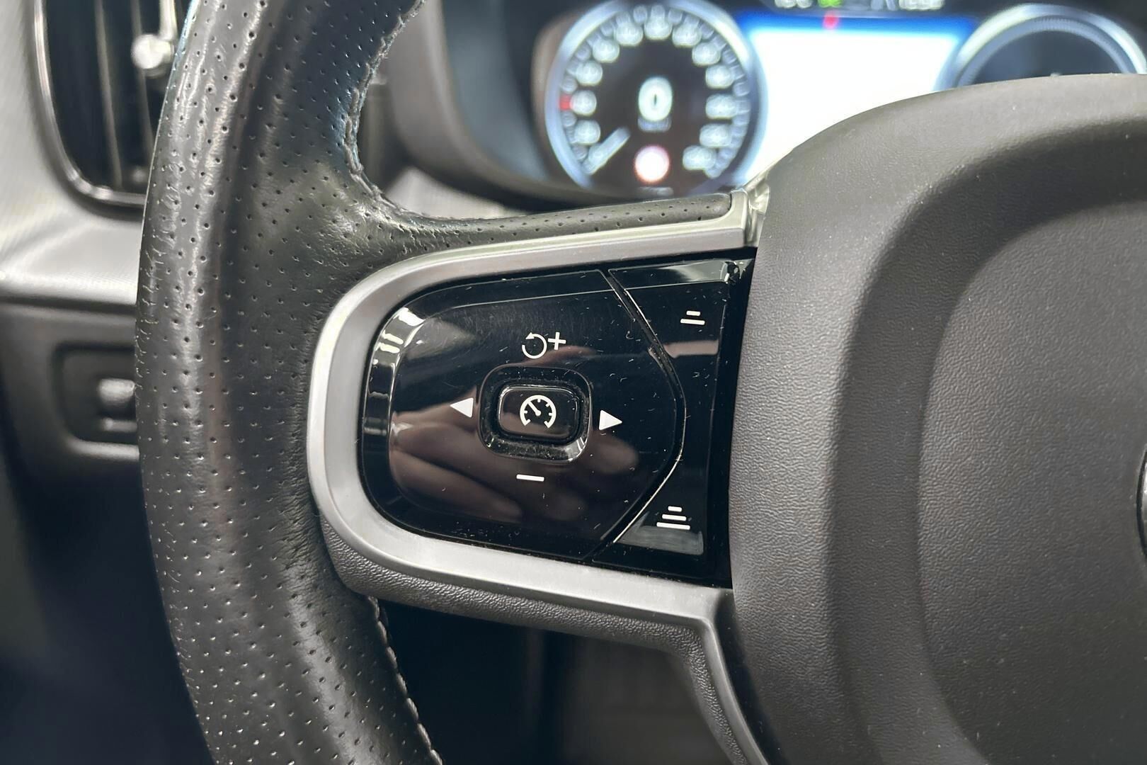 Volvo XC60 iso kuva 14