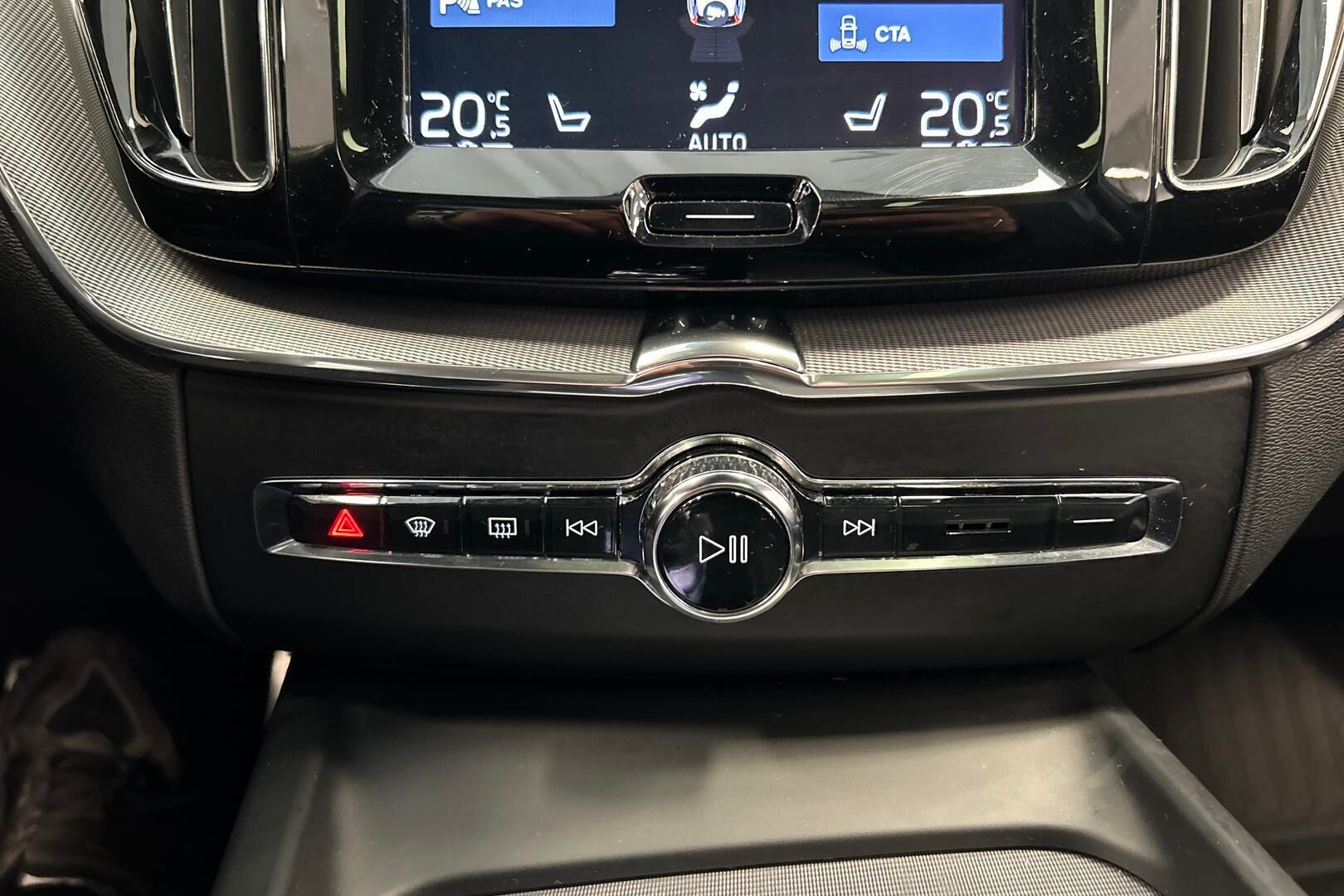 Volvo XC60 iso kuva 23