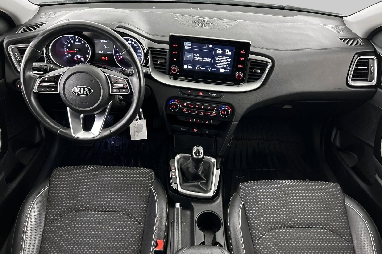 Kia Ceed iso kuva 10