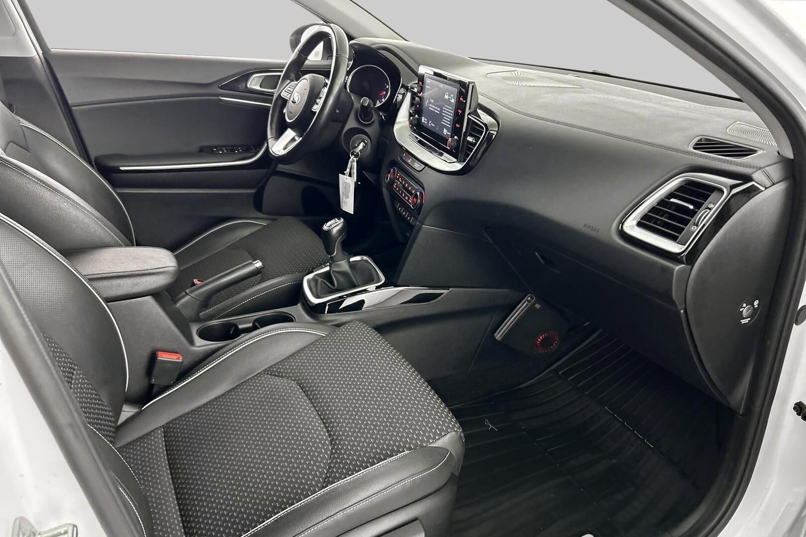 Kia Ceed iso kuva 11