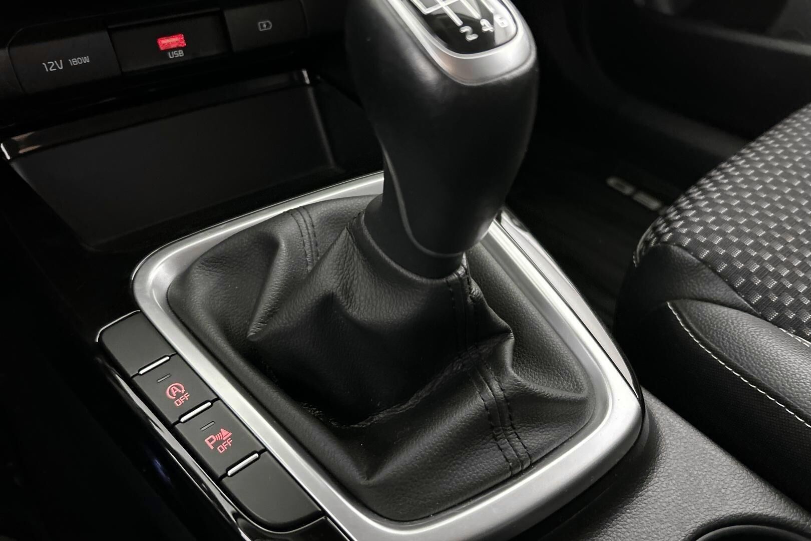 Kia Ceed iso kuva 16