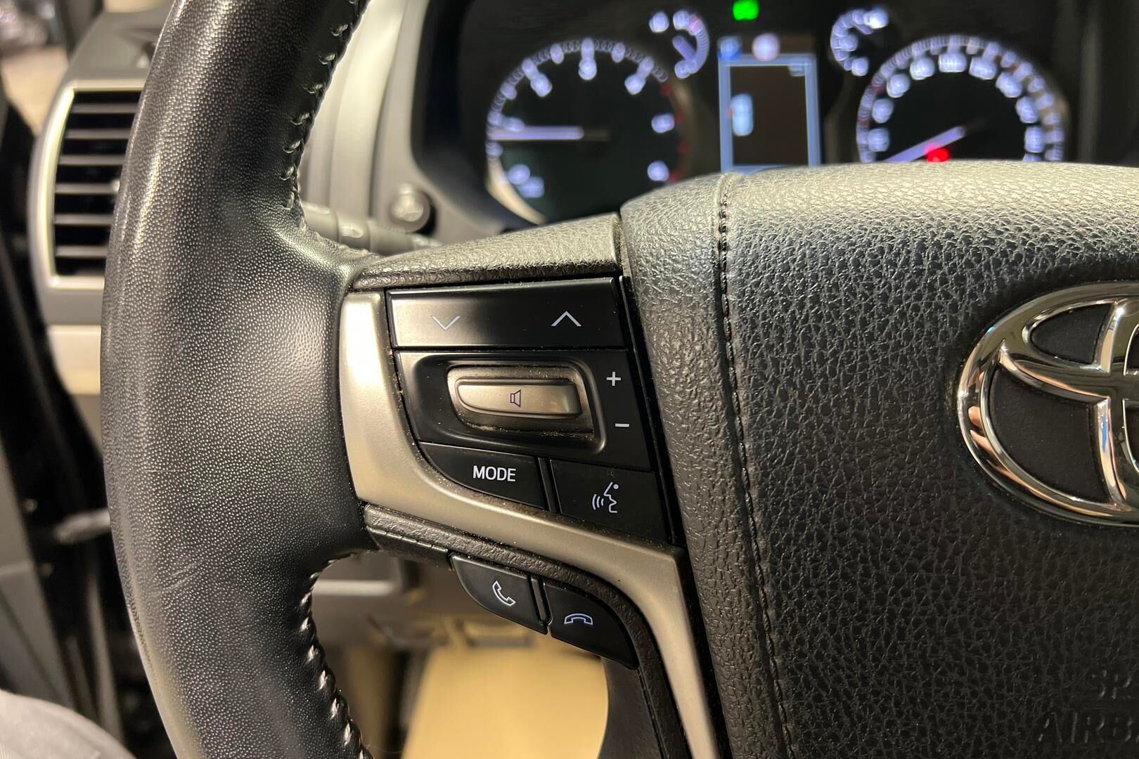 Toyota Land Cruiser iso kuva 17